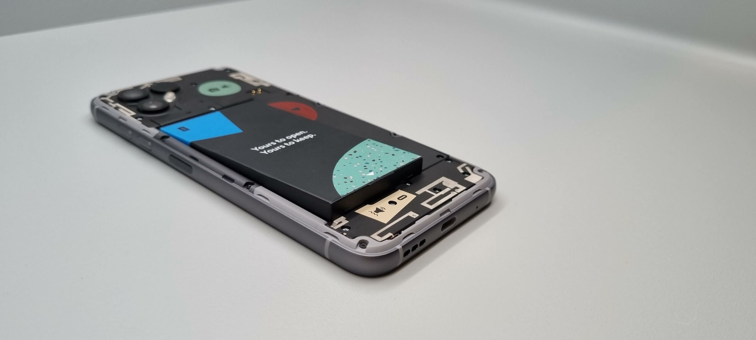 https://www.fairphone.com/wp-content/uploads/2022/10/battery-lifted-scaled.jpeg